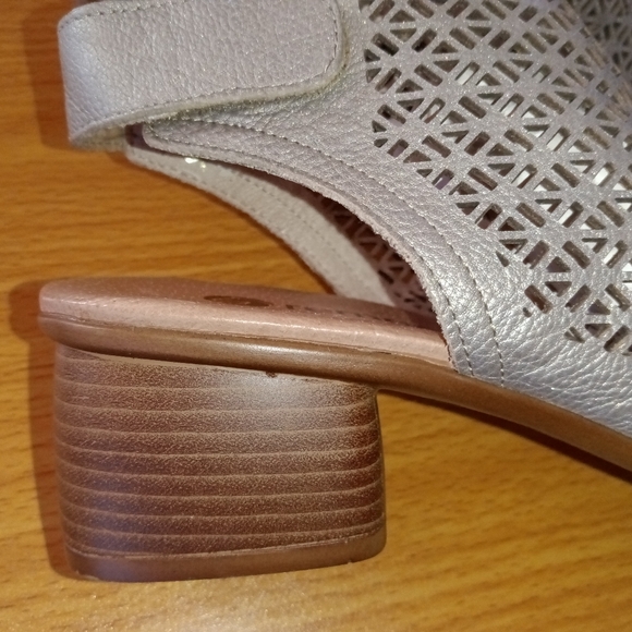 🆕Remonte Lillian 71 Silver Leather Laser Cut out Peep Toe Sandals Size 39 - Picture 12 of 16